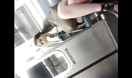 この鋳造が金髪undressesとFucks... 素人 美人
